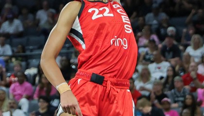 炸裂！阿贾-威尔逊赛季22次砍至少20分15板 超查尔斯独占历史第一