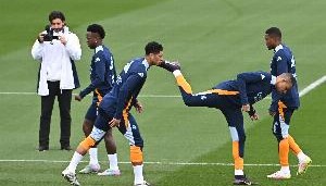 记者爆料皇马首发：姆巴佩未恢复坐镇替补 4中场&amp;巴斯克斯右后卫