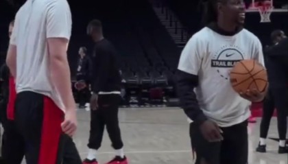 星空体育官网-霍勒迪为杨瀚森三分训练打气  手舞足蹈并竖大拇指鼓励