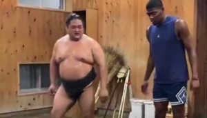 八村塁与相扑士一起训练 网友：你又不是勇士的 没人在更衣室揍你