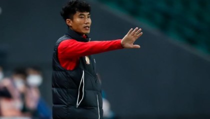 星空体育平台-郑智不满裁判判罚染黄 收获执教生涯首个积分