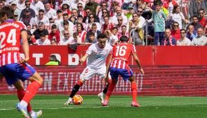 西媒：塞维利亚边锋巴尔加斯腿筋受伤，预计伤缺4-6周&amp;赛季报销